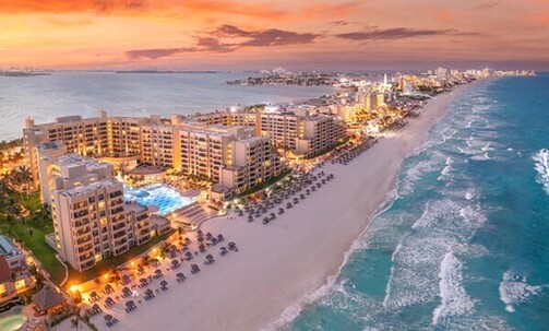 Cancún: 5-Star, Top-Rated Beachfront Resort w/Breakfast in Fall